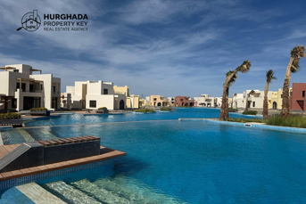 3-Bedroom Penthouse with Roof Terrace and Lake View – Makadi Heights, Hurghada